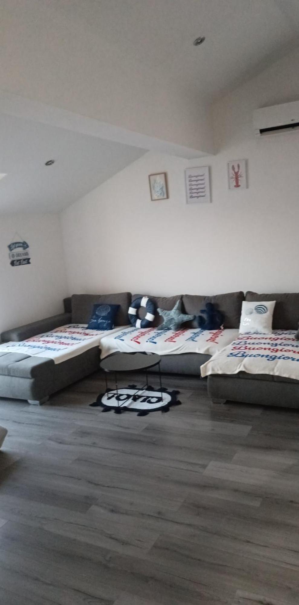Angella Apartment Dugi Rat Luaran gambar
