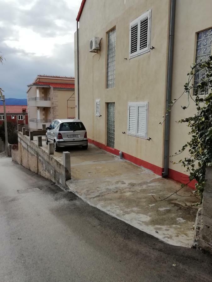 Angella Apartment Dugi Rat Luaran gambar