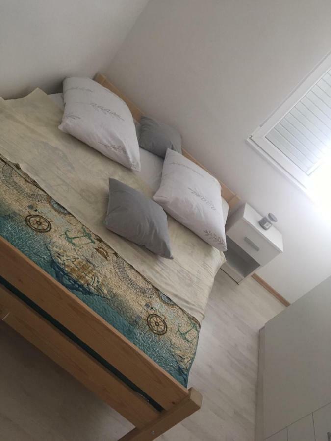 Angella Apartment Dugi Rat Luaran gambar