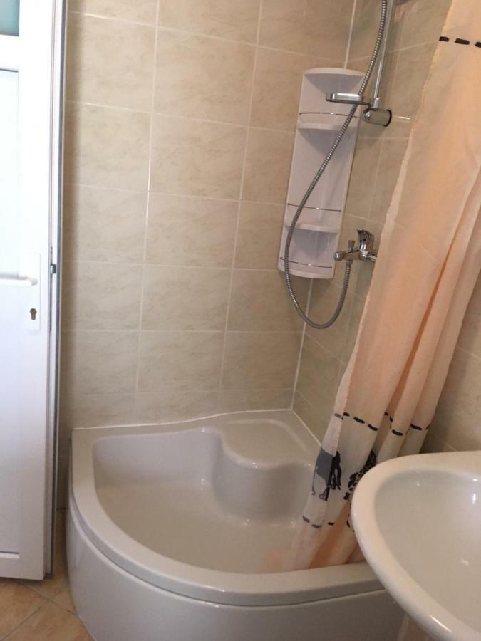 Angella Apartment Dugi Rat Luaran gambar