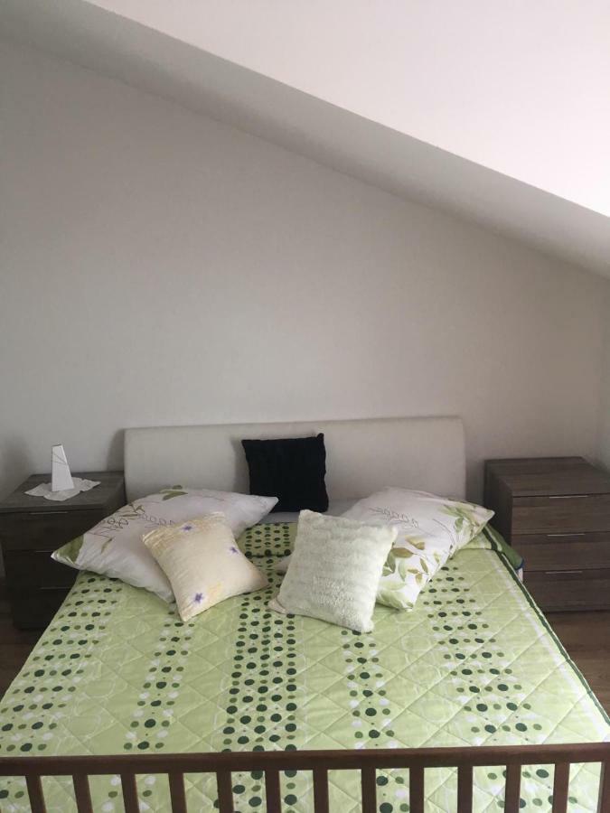 Angella Apartment Dugi Rat Luaran gambar